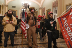 Demonstranti v Kapitolu dělali nepořádek