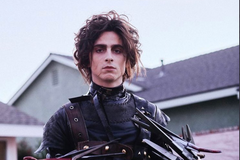 Střihoruký Edward má syna. Po reklamě s Chalametem volají fanoušci po pokračování filmu