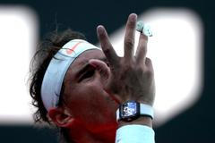 Po kolapsu podavače v Melbourne trpěla i Azarenková. Nadala potrápil motýl