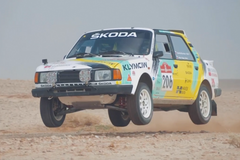 Past na starou škodovku. Po povinném zastavení v písku se nemohla rozjet