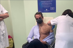 Řecký premiér uchvátil sociální sítě obnaženou mužnou hrudí. Teď to zkouší i francouzský ministr