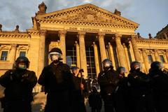 německo, berlín, reichstag, protesty, koronavirus, covid