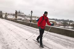 Běžkař na Karlově mostě: Nechávají tady střední pruh, běží se báječně