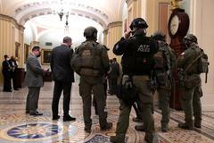 Policie a Národní garda vytlačily Trumpovy příznivce z Kongresu zhruba po třech hodinách.