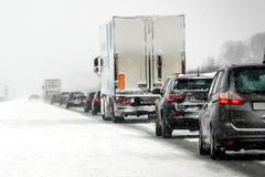 Německo-sníh-počasí-námraza-dálnice-kolona-ledovka