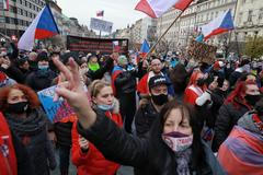 Demonstrace proti vládním protiepidemickým opatřením 17. listopadu na Václavském náměstí