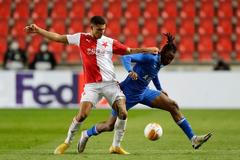 Joe Aribo a Alexander Bah v prvním zápase osmifinále EL Slavia - Glasgow Rangers