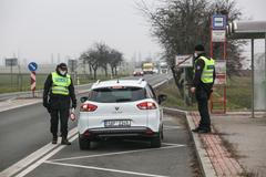 Policie, hlídka, policista, koronavirus, nouzový stav, omezený pohyb mezi okresy, doprava, Praha-východ, Praha Říčany,