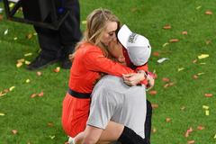 Patrick Mahomes s přítelkyní slaví triumf Kansas City Chiefs ve finále Super Bowlu LIV (2020)