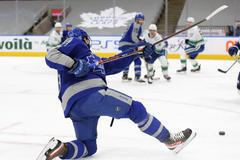 Auston Matthews z Toronta v zápase NHL s Vancouverem