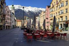Vylidněné centrum tyrolského Innsbrucku. Obchody se však v pondělí znovu otevřou.