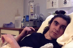 Teenager proležel pandemii v komatu, dvakrát se nakazil. Do života ho vrací hodiny létání