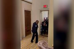 Zlom v Kapitolu: Policista neměl proti davu žádnou šanci