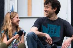 Novinář Jimmy Smith s dcerou nahrává podcast You Must Know Everything, ve kterém řeší různé zapeklité otázky, ať už jsou to matematické úlohy nebo dilemata všedního života.