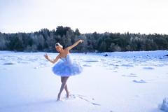 Baletka jako Čajkovského labuť tančila po zamrzlém zálivu. Chce zachránit ty skutečné