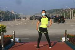 Barmská cvičitelka tancuje při převratu