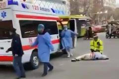 2 minuty - "Lidé padají jako mouchy"