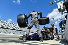 Mechanici v boxech závodu 24h Daytona