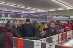 Fronta na respirátor v akci ve slovenském Lidlu v Dúbravce (21. ledna 2021)