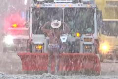 Se sněhovou vánicí v New Yorku bojuje i nahý kovboj