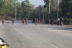 Vojáci uzavřeli vstup do hlavního města Barmy