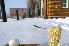 Rusům mrznou nudle i vejce. Výzva už patří k tradiční ruské zábavě