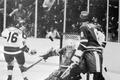 Americký hokejista Mark Pavelich střílí druhý gól do sítě Jiřího Králíka, vpravo Milan Nový v zápase ZOH 1980 ČSSR - USA 3:7.