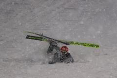 Fujavice, pády i zkoprnělé atrapy fanoušků. Tak se bojovalo o skokanský titul