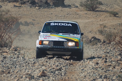 Stará škodovka jede poprvé Dakar. Málem srazila velblouda