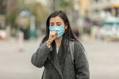 Ilustrační snímek / Koronavirus / Covid / Covid-19 / Virus / Nemoc / Hygiena / Rouška / Kašel / Žena / Zahraničí / Fotobanky