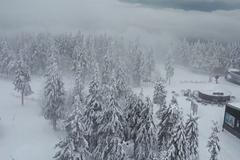 Aktuální záběry ze zasněžených Krkonoš. Horská služba tu vyhlásila první stupeň lavinového nebezpečí