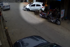 Řidička nacouvala do stojících motocyklů