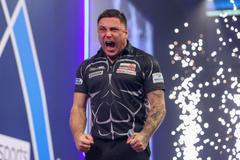 Velšský šipkař Gerwyn Price oslavuje postup do finále MS v šipkách 2021