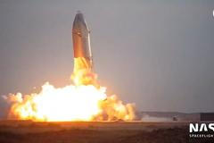 "Přistání bylo měkké, krásný let končí." Pak Muskovu raketu zachvátily plameny