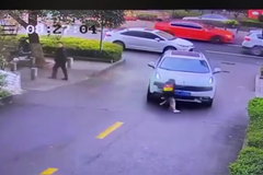 Kolemjdoucí zdvihli auto, aby zachránili dítě