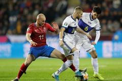 Michael Krmenčík dotírá na obránce Kosova v utkání kvalifikace o postup na Euro 2020