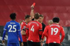 Jannik Vestergaard ze Southampton dostává červenou kartu v zápase s v Leicesterem