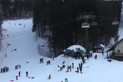 Turisté a sáňkaři. Ještě ve čtyři odpoledne byly sjezdovky v Říčkách plné lidí