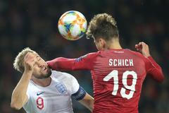 Harry Kane a Patrik Schick v utkání kvalifikace ME 2020 Česko - Anglie