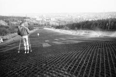 Jednorázové užití / Fotogalerie / Fenomén umělé sjezdovky za socialismu. Tenkrát na Proseku se lyžovalo i v létě.