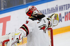 Šimon Hrubec v brance Omsku