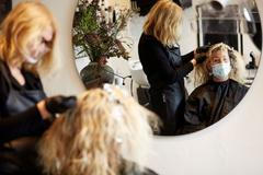 kadeřnice, holič, stříhání vlasů, holičství, kadeřnictví