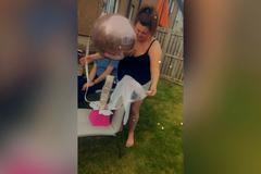 Video, které potěší zejména škodolibé. Bezelstné oslavenkyni ulétl dárek