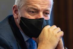 Ministr zdravotnictví Roman Prymula během ranního rozhovoru s novináři Týdeníku Respekt. 23. 10. 2020.