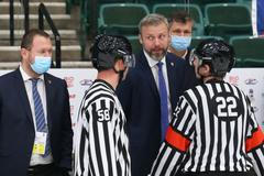 hokej, MS do 18 let 2021, Česko - Finsko, trenér Jakub Petr a rozhodčí