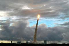 Start Ariane-5 ECA z rampy v Kourou ve Francouzské Guyaně.