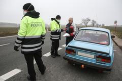 Policie, hlídka, policista, koronavirus, nouzový stav, omezený pohyb mezi okresy, doprava, Praha-východ, Praha Říčany, blured SPZ