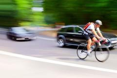 Cyklista auto předjíždění