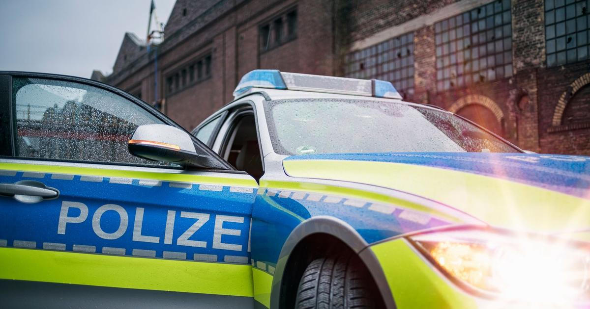 Drama na západě Německa. Lupiči přepadli banku a drží v ní rukojmí