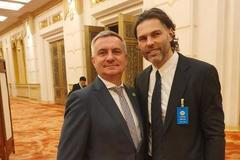 Takto se fotil Jaromír Jágr na návštěvě v Číně s kancléřem prezidenta Vratislavem Mynářem.